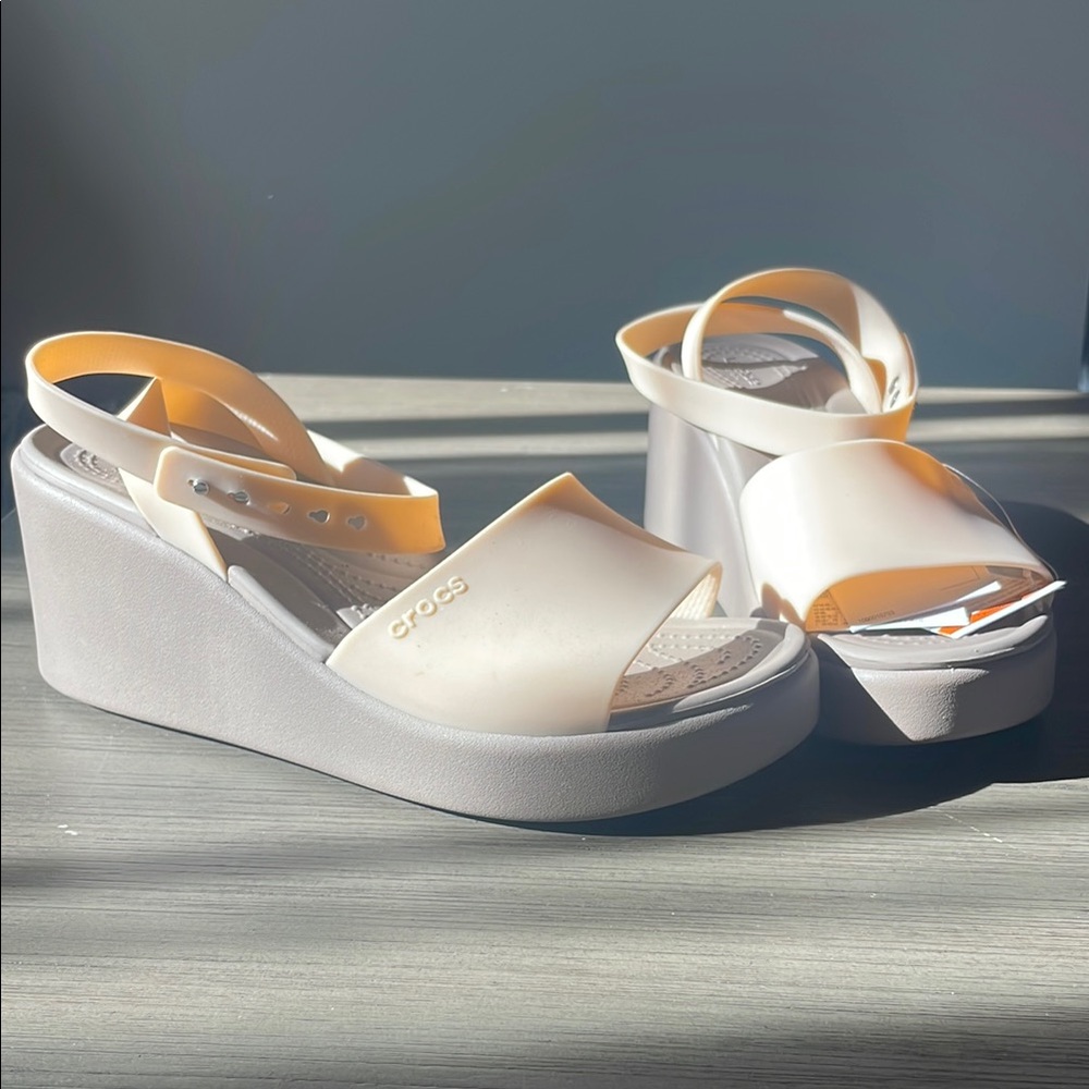 CROCS Cream Wedge Shoes with Comfort and Style